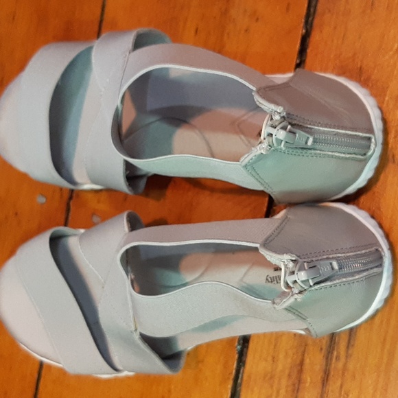 Sole Sensibility grey elastic memory foam sole sandals. - Picture 2 of 5